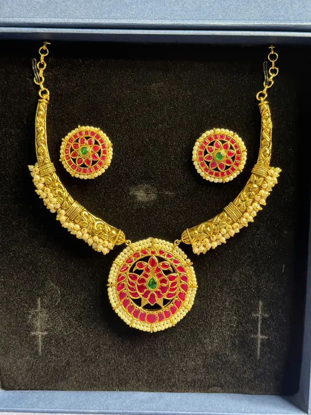 Hasli with pendant and studs
